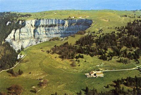 Halte Au Pied Du Creux Du Van Travers 외부 사진